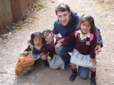 Julian Reiter mit Mädchen aus der Albergue