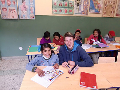 Hausaufgabenbetreuung im Jugendhaus in Quiquijana