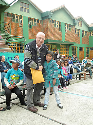 Kinder und Dr. Heinz Gravenkötter vor dem Jugendhaus