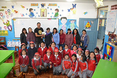 Franz Grieser überreicht die 1.000 Euro für die Grundschule “Nuestra Señora de Gracia”