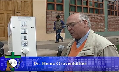 Dr. Heinz Gravenkötter stellt den Wasserrucksack "PAUL" vor