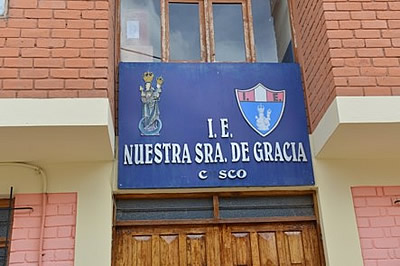 Eingang der Grundschule in Cusco