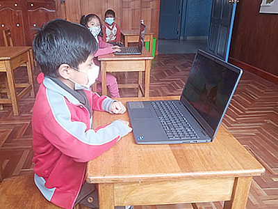 Kinder arbeiten am Laptop
