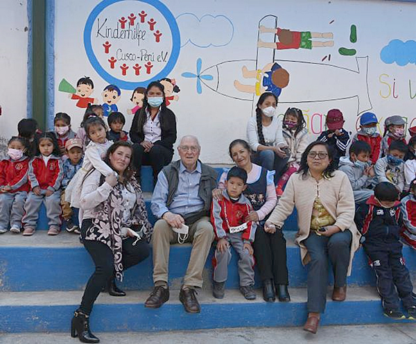 Lehrerinnen, Schülerinnen und Schüler der Grundschule in Cusco