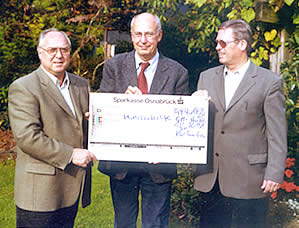 Dr. Helmut Köhnke bei der Überreichung des Spendenschecks