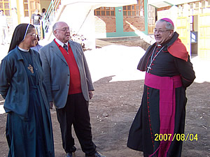 Erzbischof Juan Antonio Ugarte,Dr. Heinz Gravenkötter und Schwester Nelly Muñoz bei der Einweihung