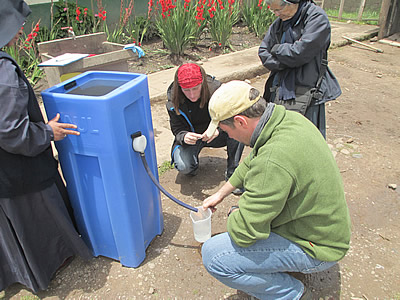Die Fachleute von der Uni Kassel überprüfen einen Wasserrucksack