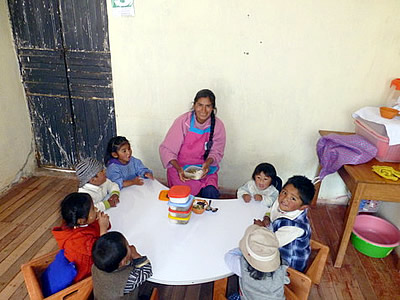 Kinderbetreuung in der Kinderkrippe in Quiquijana