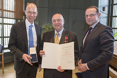 Dr. Heinz Gravenkötter mit Verdienstkreuz und Urkunde